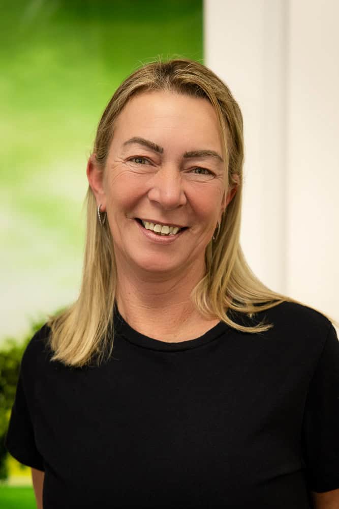 Hauptbild einer freundlichen Physiotherapeutin in Penzberg, die Patienten professionell betreut.