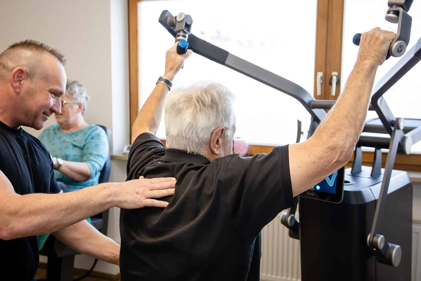 Physiotherapie bei älterer Person mit Krafttraining in Penzberg.