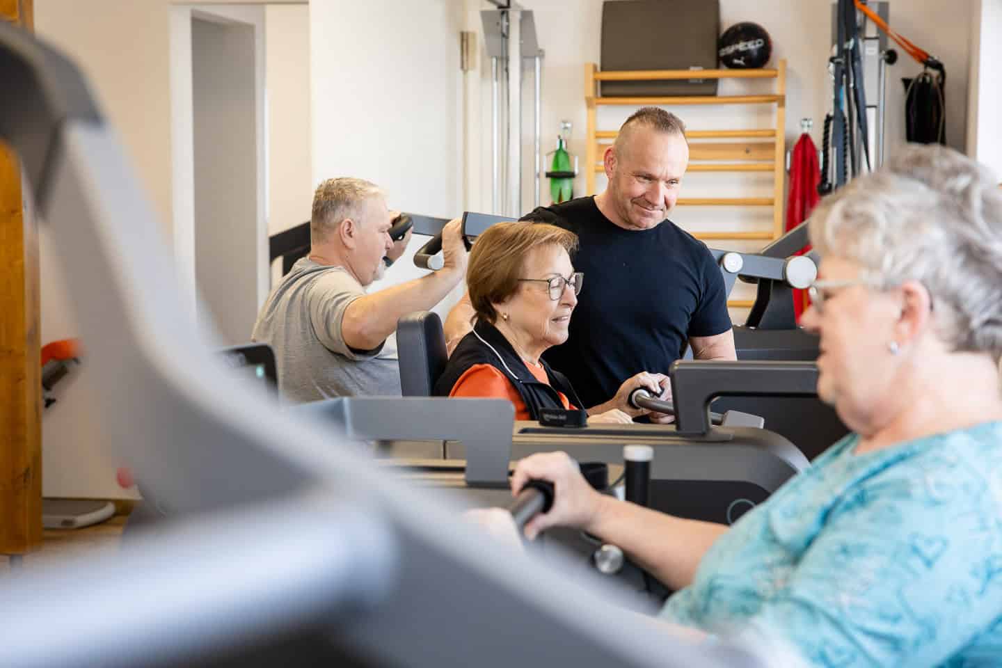 Gelenkte Physiotherapie bei älteren Patienten in Penzberg, betreut von freundlichem Personal.
