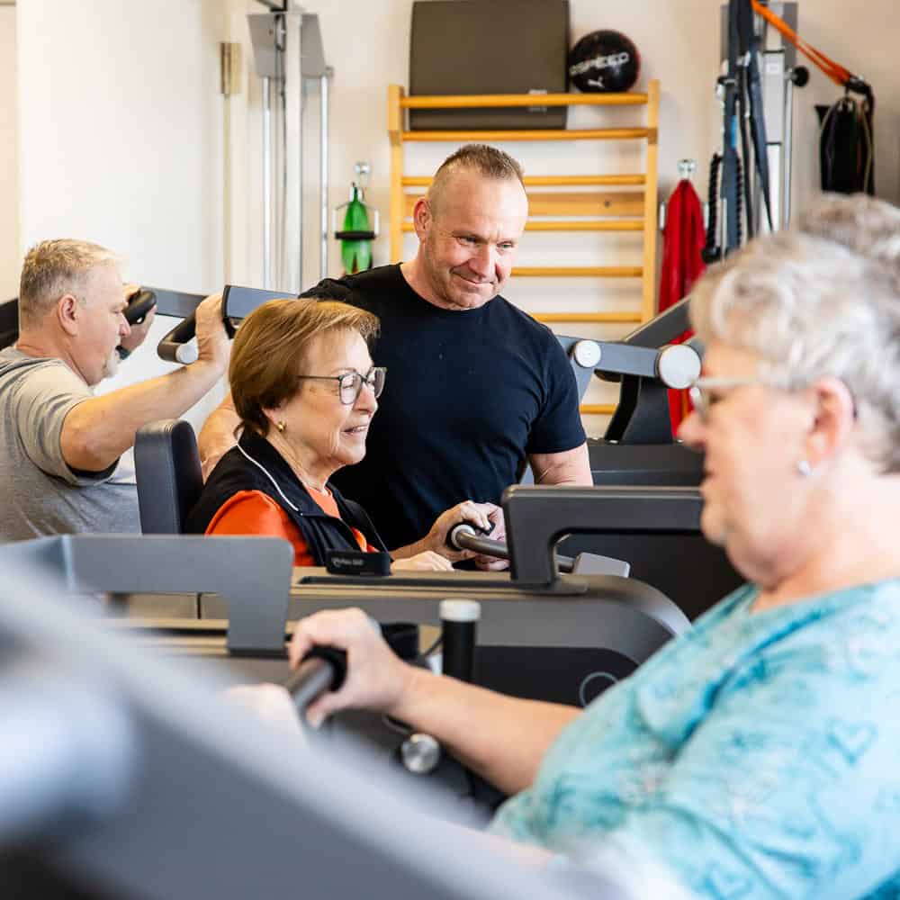 Therapeutische Übungen bei Physiotherapie in Penzberg, betreut von Fachpersonal.