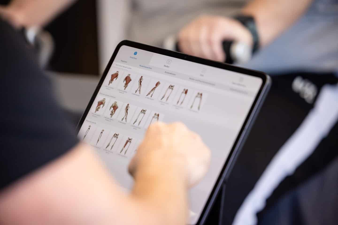 Physiotherapie-Übungen auf Tablet bei Physio 360 in Penzberg.