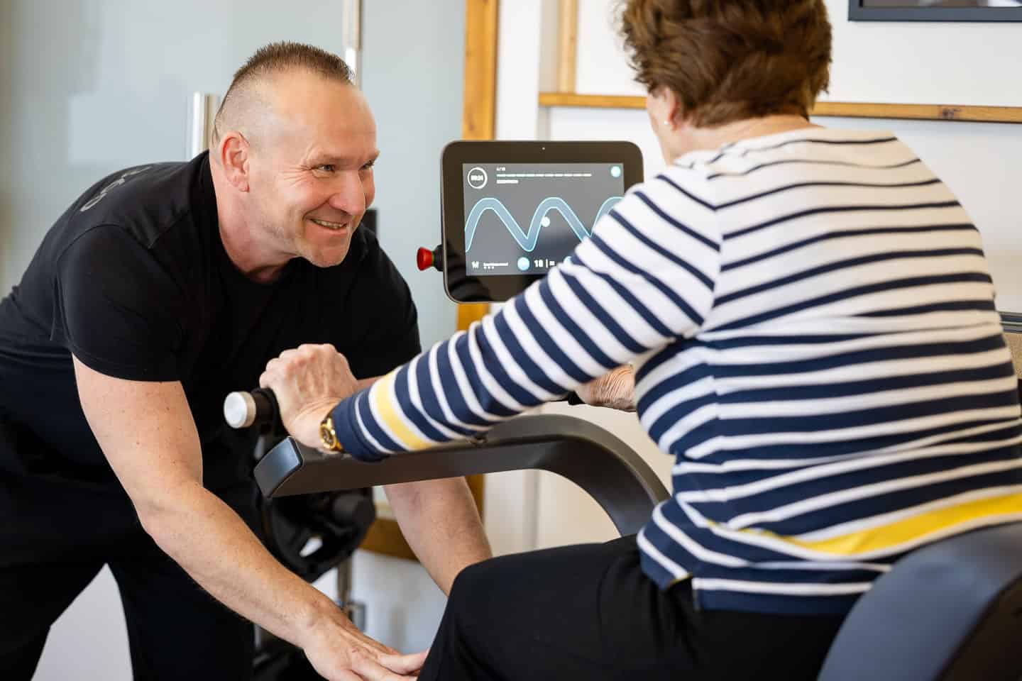 Physiotherapie bei Patientin mit Fokus auf Knie in Penzberg.