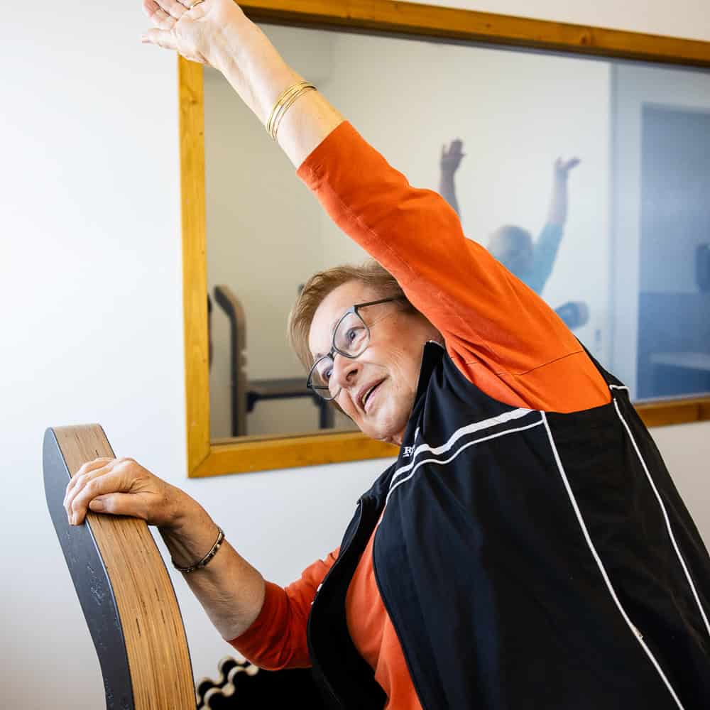 Ältere Frau macht Dehnübungen bei Physiotherapie in Penzberg.