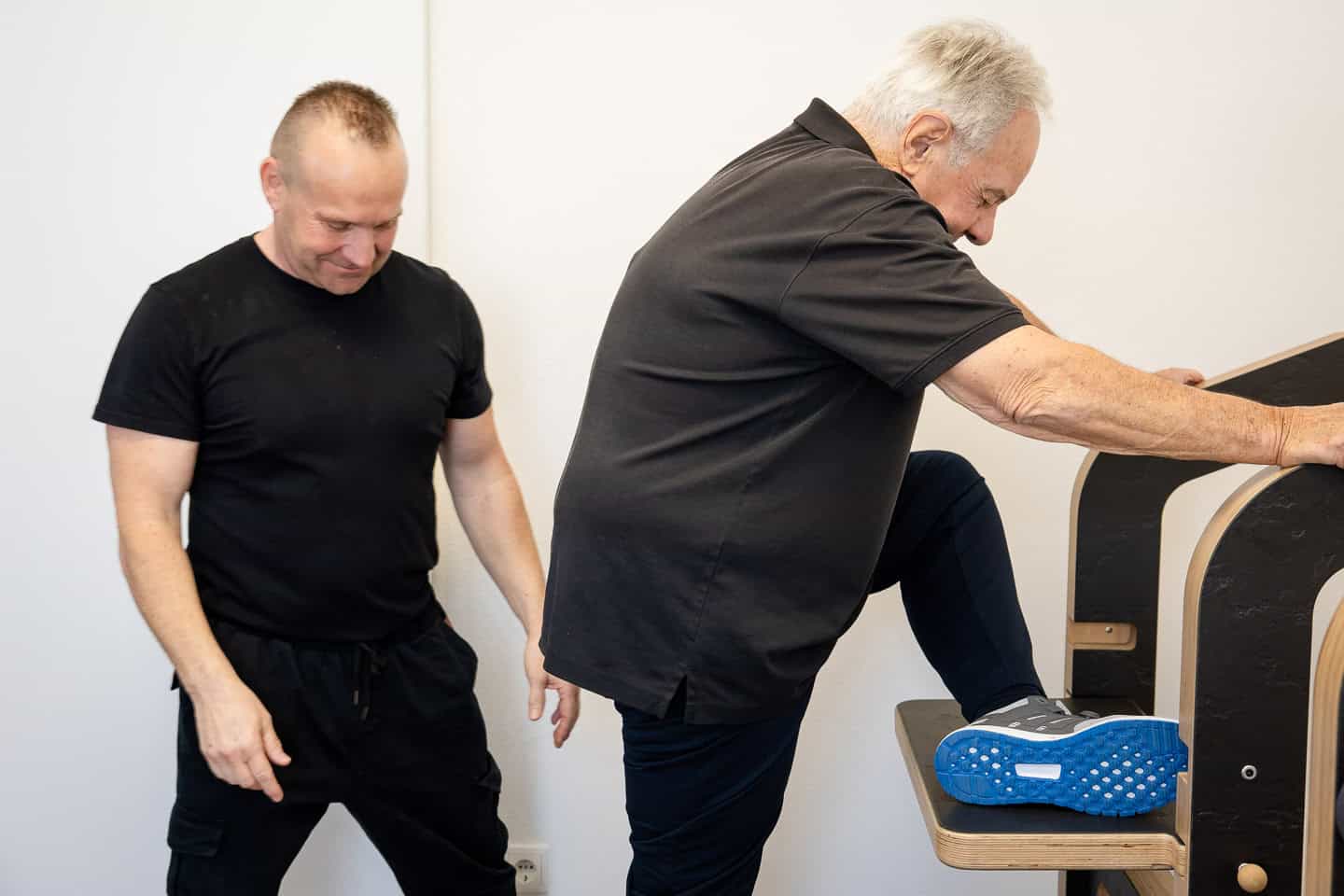 Physiotherapeut zeigt Übungen bei Physiotherapie in Penzberg.