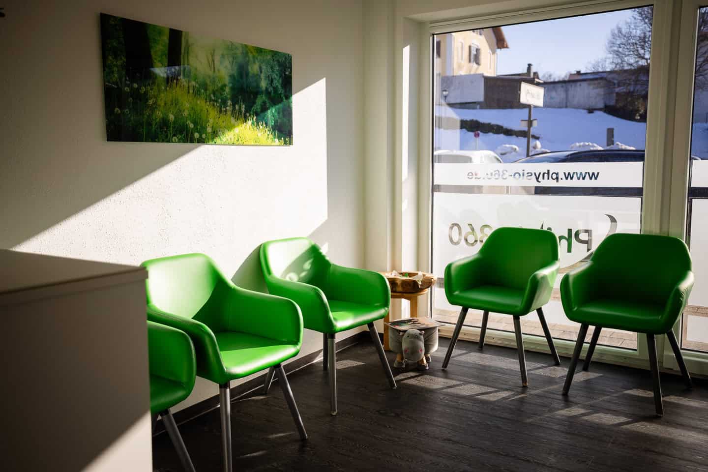 Eine Wartezone mit grünen Stühlen in einer Physiotherapie-Praxis in Penzberg.