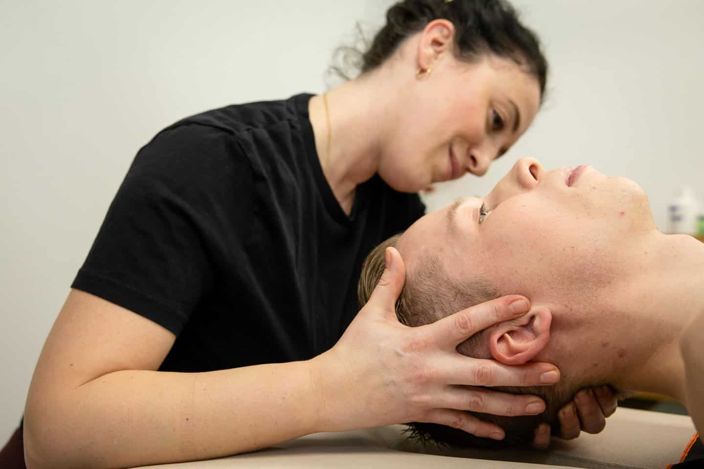 Halswirbelsäulengymnastik bei Physiotherapie in Penzberg.