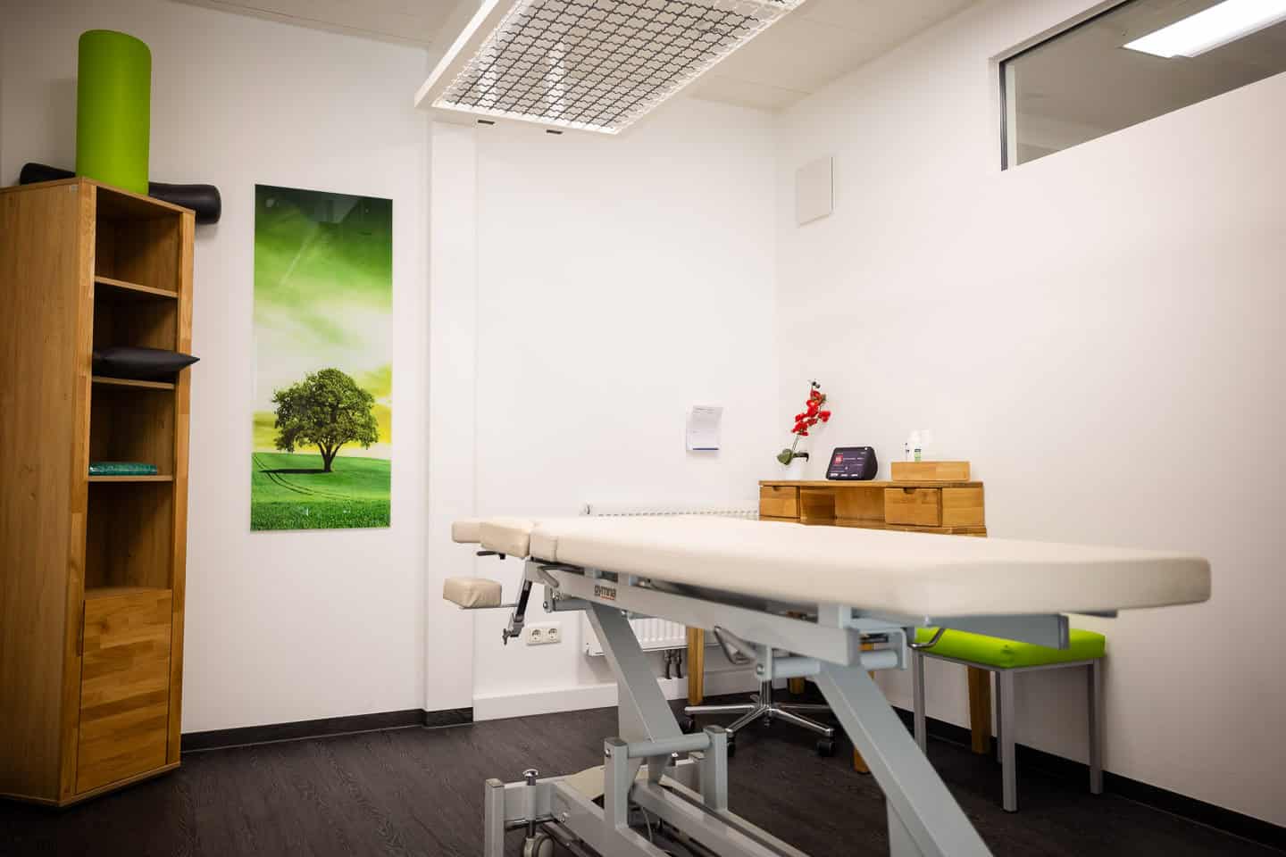 Hauptbehandlungstisch in moderner Physiotherapiepraxis in Penzberg.