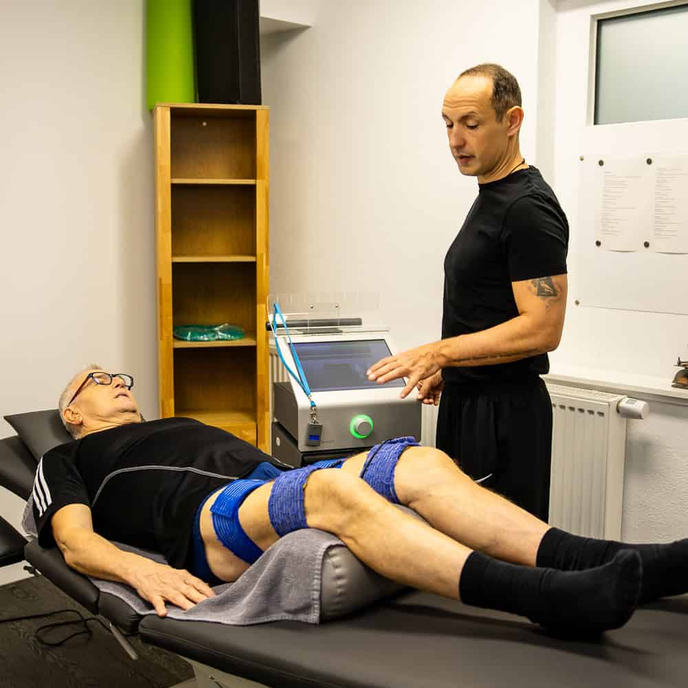 Physiotherapeut bei Behandlung eines Patienten im Therapiezentrum Penzberg.