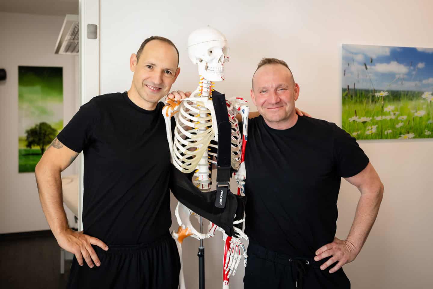 Schulterblick auf Physiotherapeuten bei Physio 360 in Penzberg mit Skelettmodell.