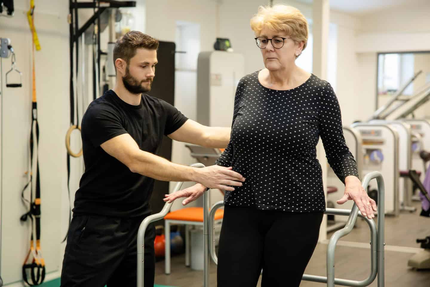 Physiotherapeutin unterstützt ältere Frau bei Gleichgewichtstraining in Penzberg.