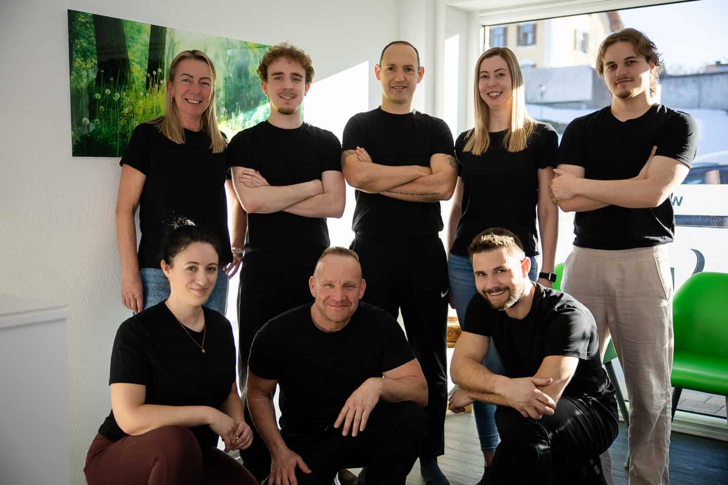 Entspanntes Teamfoto der Physiotherapie in Penzberg bei Physio 360.