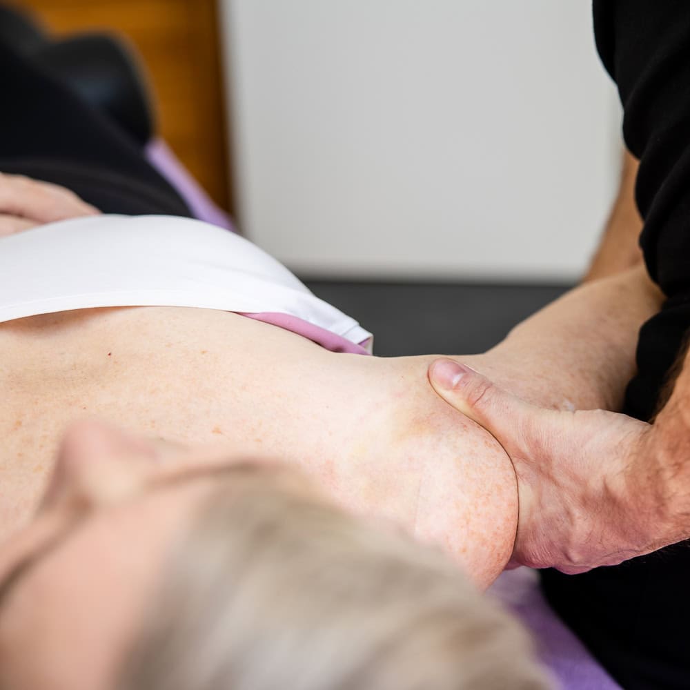 Physiotherapie bei Skoliose in Penzberg, Fokus auf Wirbelsäulenausgleich.