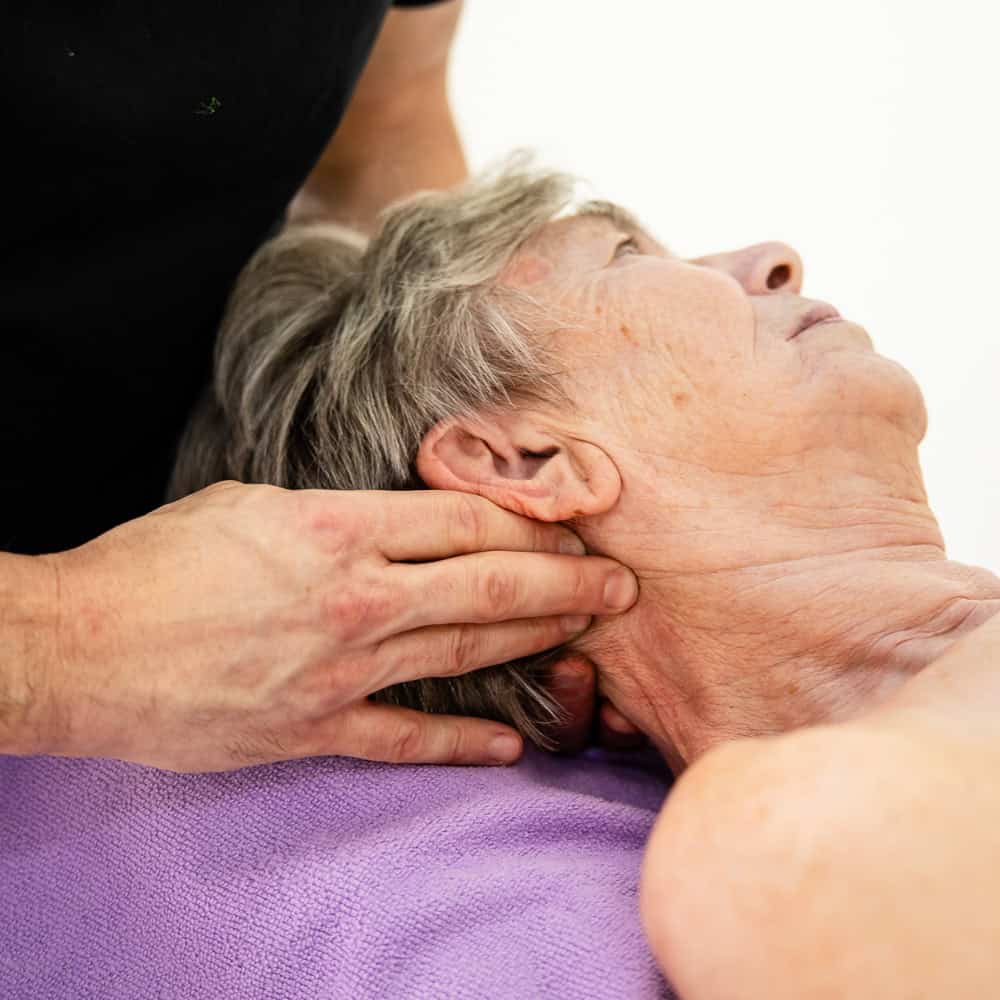 Therapeutische Behandlung bei Nackenverspannungen durch Physiotherapie.