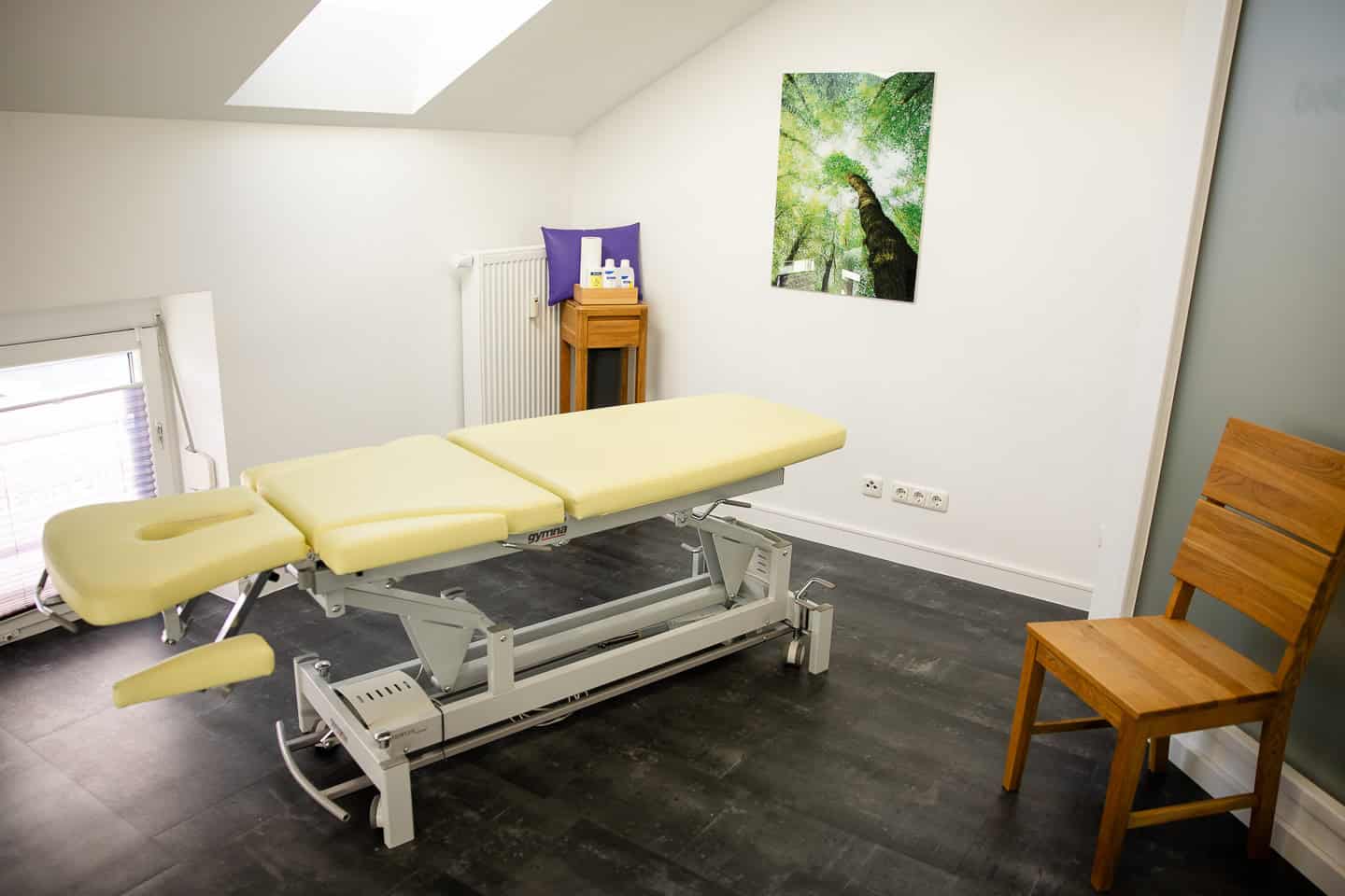 Physio 360 - Physiotherapie in Penzberg, moderner Behandlungsraum mit Behandlungsliege und entspannt.