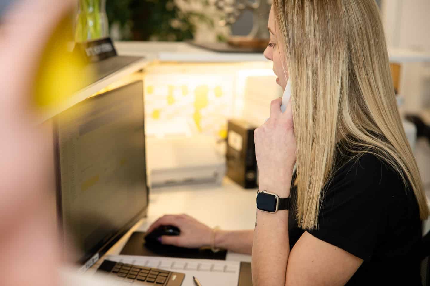 Schreibtisch mit Frau bei der Physiotherapie in Penzberg, Fokus auf Ke.