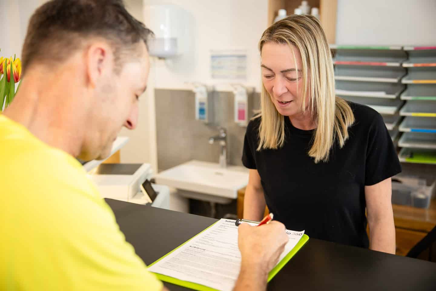 Verbale Beratung bei Physiotherapie in Penzberg, freundliches Gespräch zwischen Therapeutin und Pati.