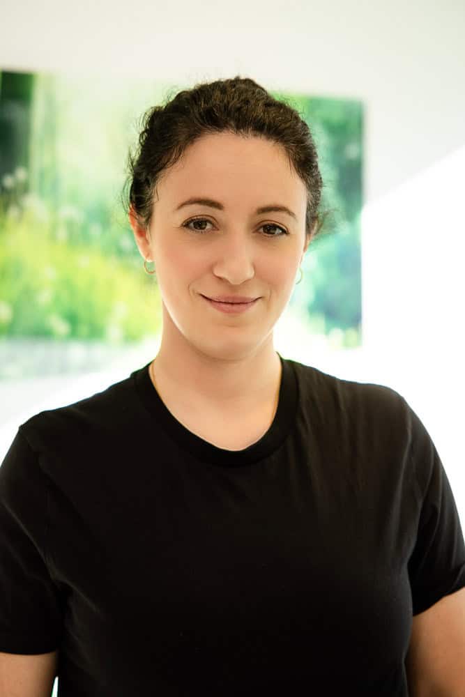 Entspannte Physiotherapeutin bei Physio 360 in Penzberg, bereit für individuelle Behandlungen.