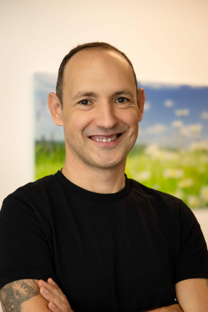 Hauptbild eines Physiotherapeuten bei Physio 360 in Penzberg, lächelnd und professionell.